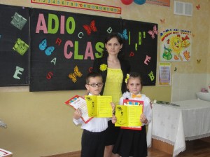2 eminenţi de la Liceul sportiv nr. 2, Chişinău, împreună cu învăţătoarea Marina Panico